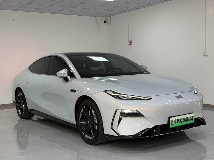 Фото 2 - Geely Galaxy E8