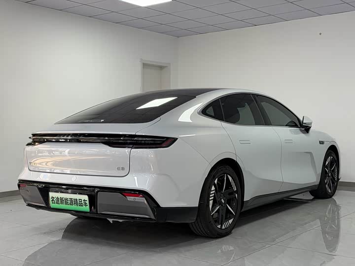 Фото 7 - Geely Galaxy E8