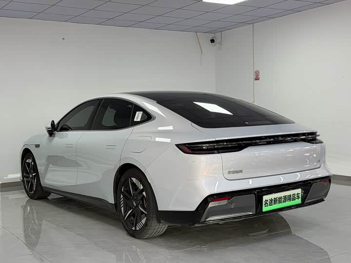 Фото 9 - Geely Galaxy E8