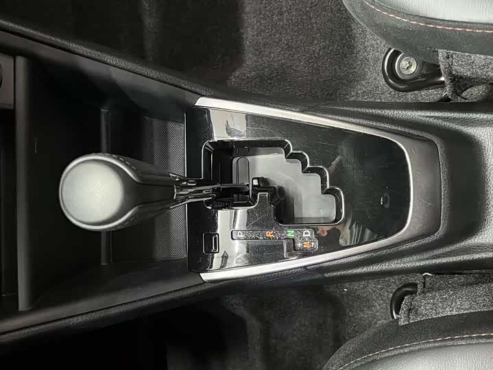 Фото 10 - Toyota Yaris L Hatchback