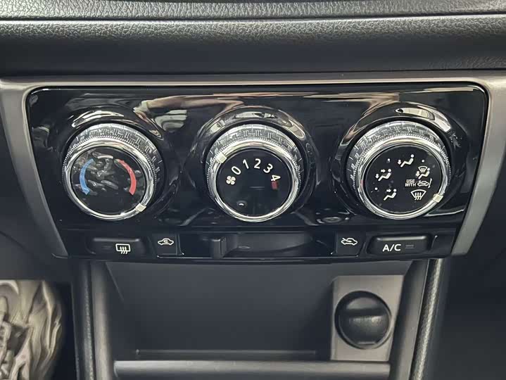 Фото 11 - Toyota Yaris L Hatchback