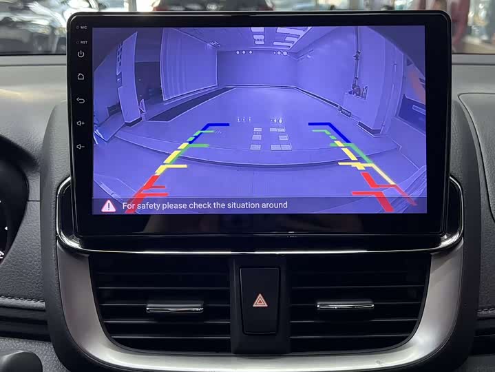 Фото 12 - Toyota Yaris L Hatchback