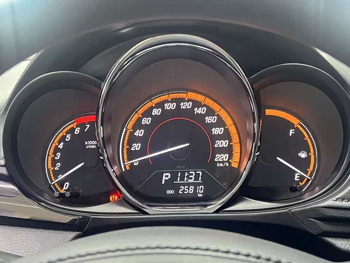 Фото 13 - Toyota Yaris L Hatchback