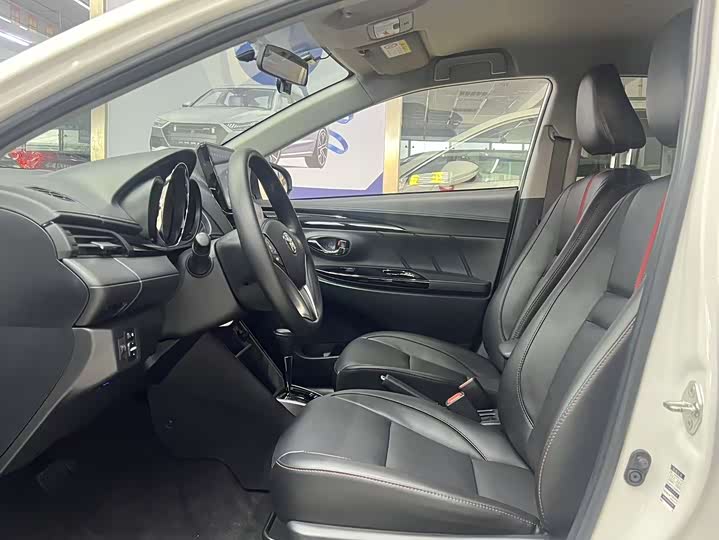 Фото 16 - Toyota Yaris L Hatchback