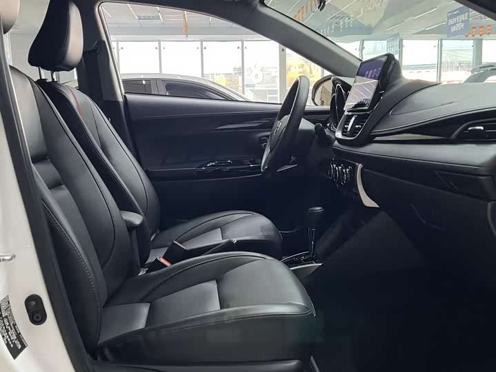 Фото 17 - Toyota Yaris L Hatchback