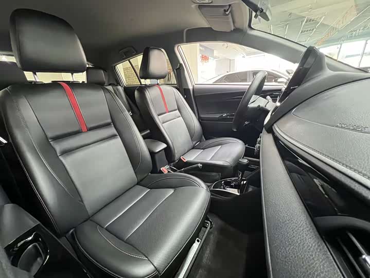 Фото 19 - Toyota Yaris L Hatchback