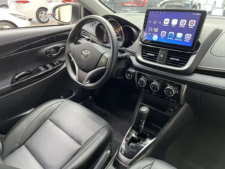 Фото 20 - Toyota Yaris L Hatchback