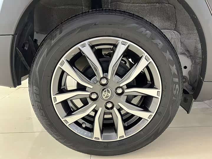 Фото 21 - Toyota Yaris L Hatchback