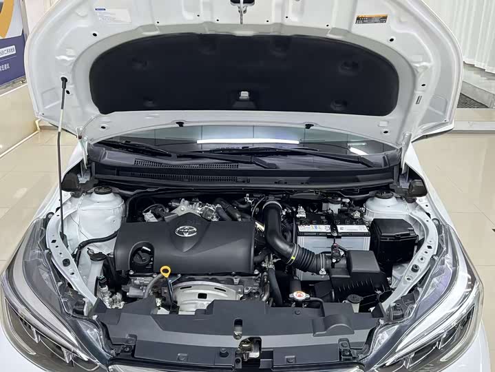 Фото 22 - Toyota Yaris L Hatchback