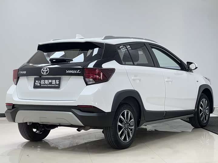 Фото 4 - Toyota Yaris L Hatchback