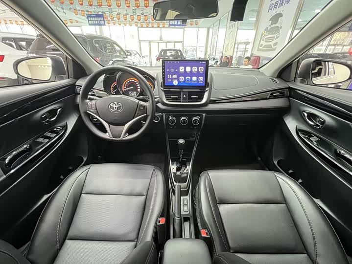 Фото 8 - Toyota Yaris L Hatchback