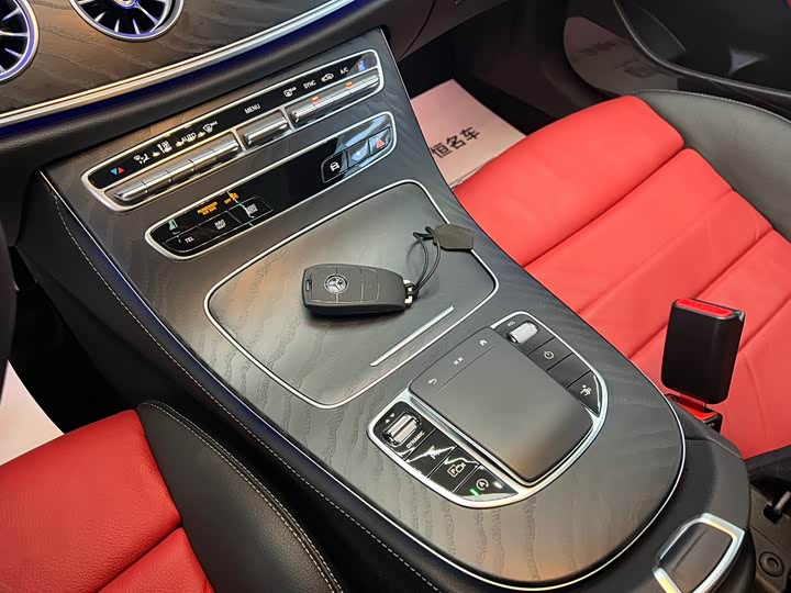 Фото 13 - Mercedes-Benz E-Class