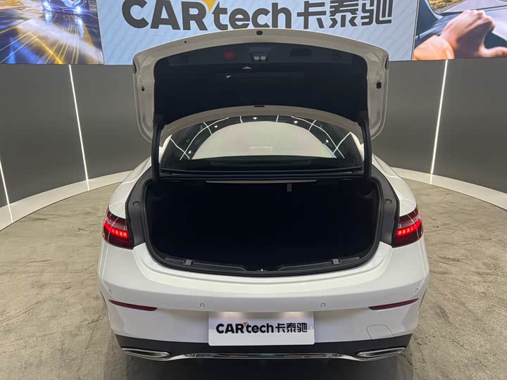 Фото 16 - Mercedes-Benz E-Class