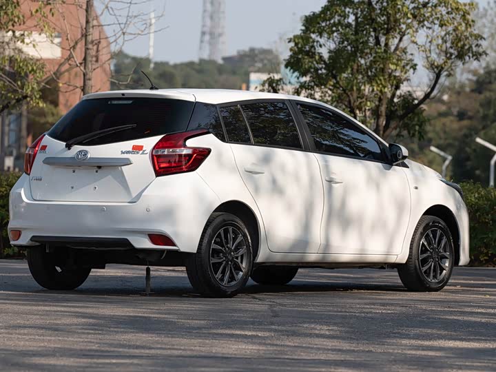 Фото 10 - Toyota Yaris L Hatchback