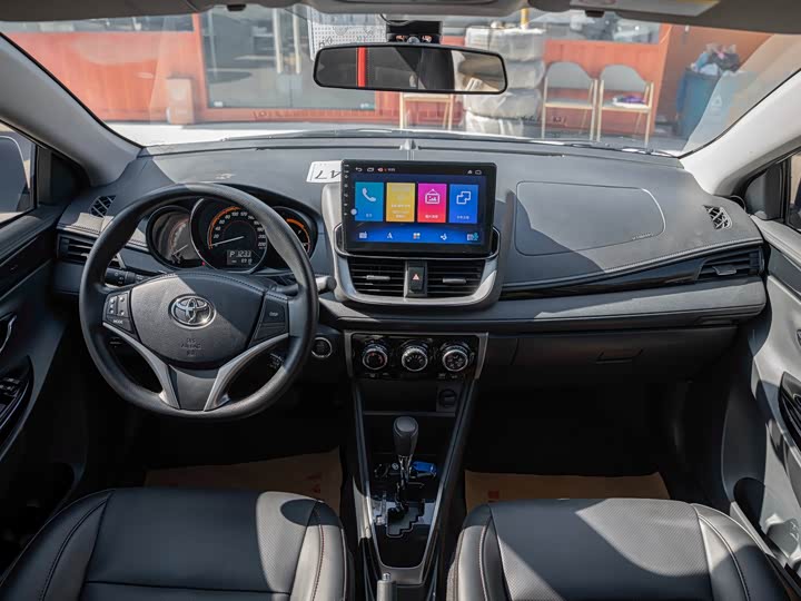 Фото 11 - Toyota Yaris L Hatchback