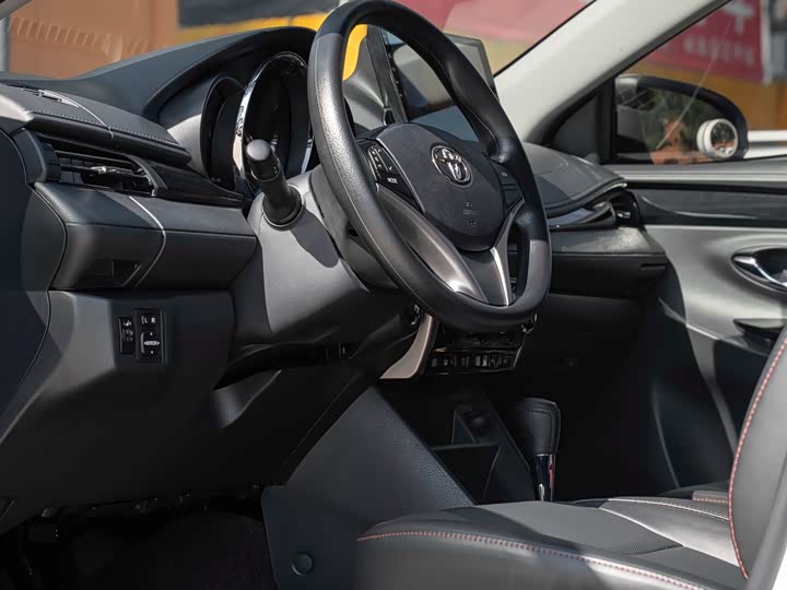 Фото 14 - Toyota Yaris L Hatchback