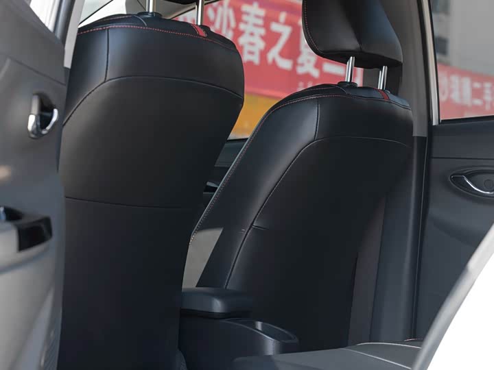 Фото 15 - Toyota Yaris L Hatchback