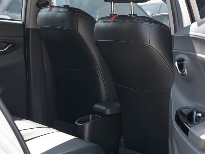 Фото 16 - Toyota Yaris L Hatchback