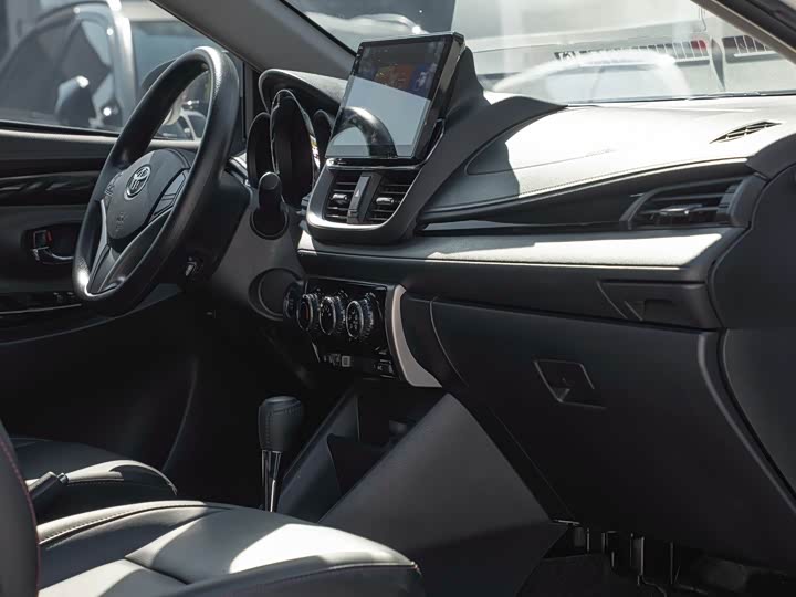 Фото 17 - Toyota Yaris L Hatchback