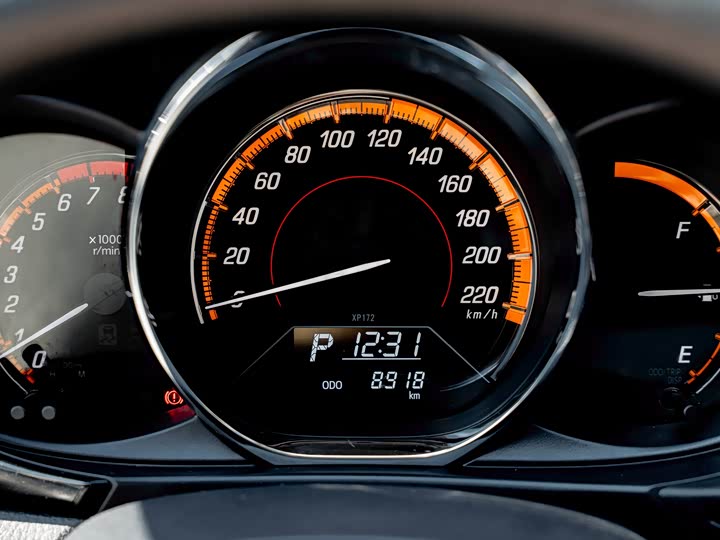 Фото 3 - Toyota Yaris L Hatchback