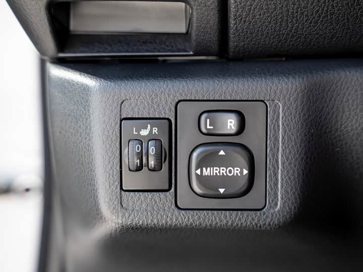 Фото 4 - Toyota Yaris L Hatchback