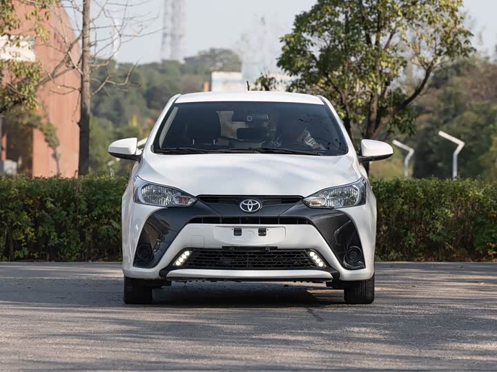 Фото 5 - Toyota Yaris L Hatchback