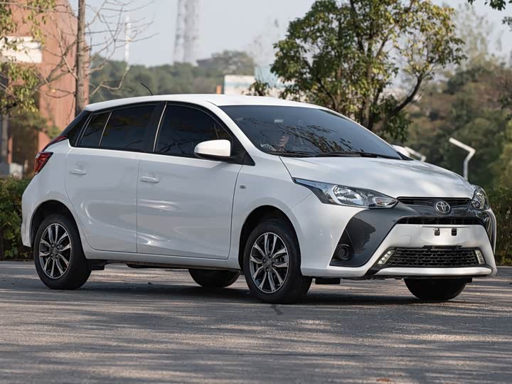 Фото 6 - Toyota Yaris L Hatchback