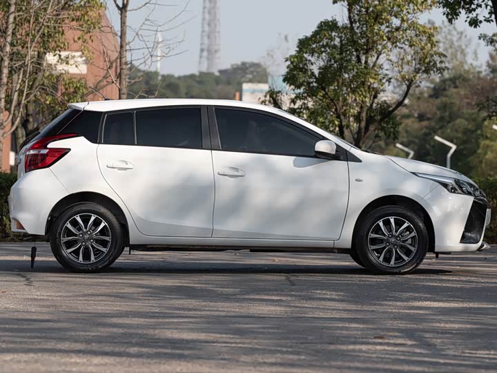 Фото 7 - Toyota Yaris L Hatchback