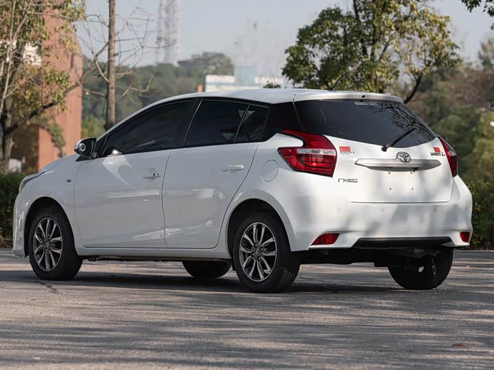 Фото 8 - Toyota Yaris L Hatchback