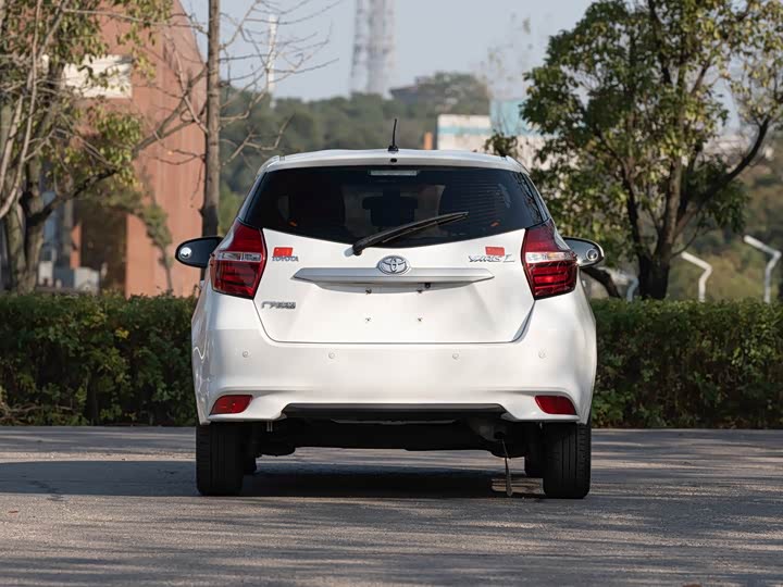 Фото 9 - Toyota Yaris L Hatchback