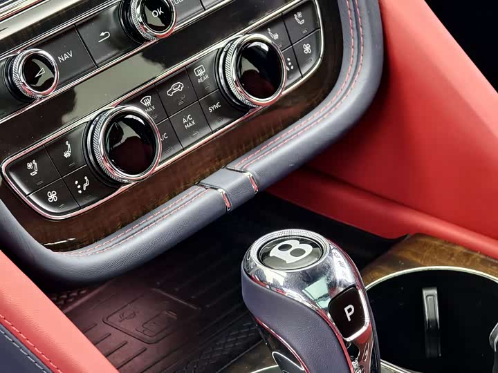 Фото 10 - Bentley Bentayga