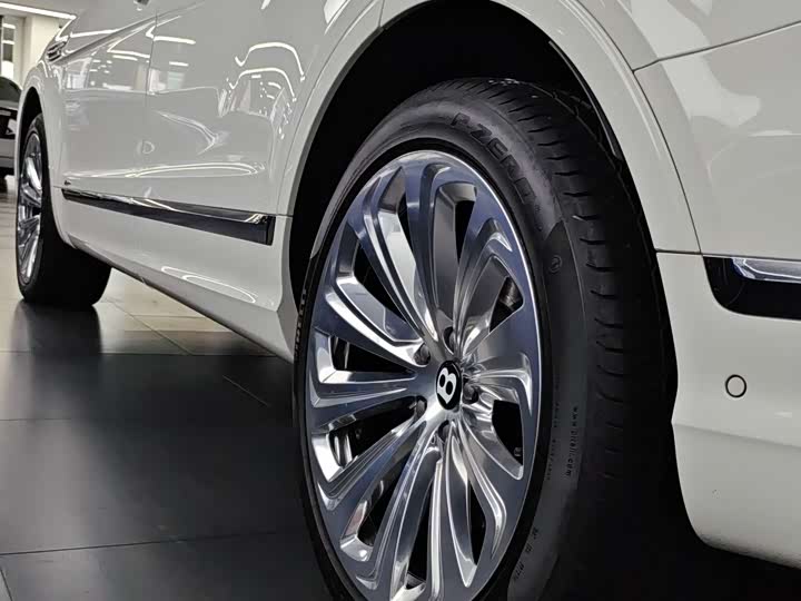 Фото 14 - Bentley Bentayga