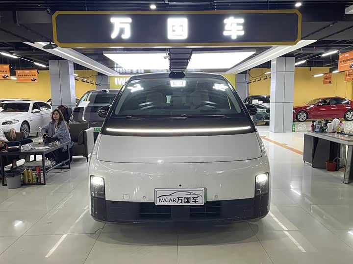 Фото 1 - LiXiang Mega