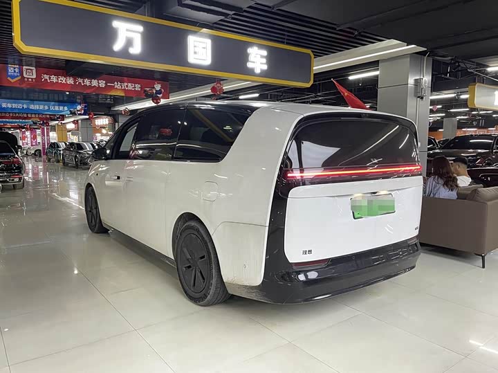 Фото 4 - LiXiang Mega