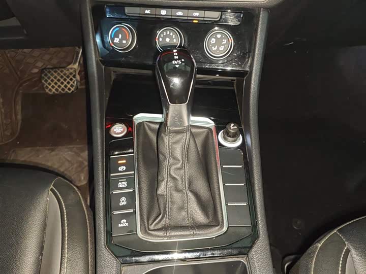 Фото 14 - Volkswagen Sagitar L