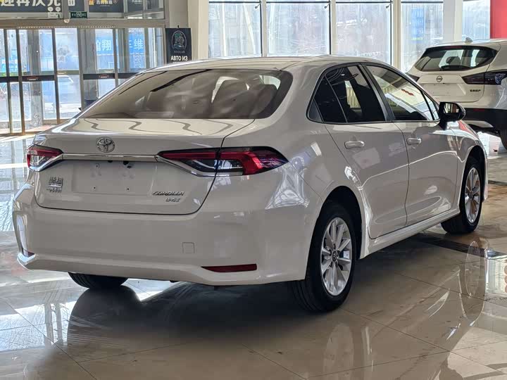 Фото 14 - Toyota Corolla