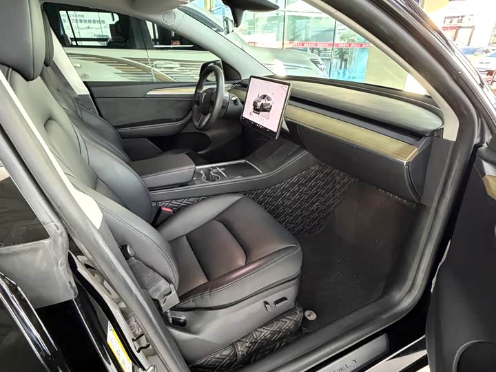 Фото 10 - Tesla Model Y