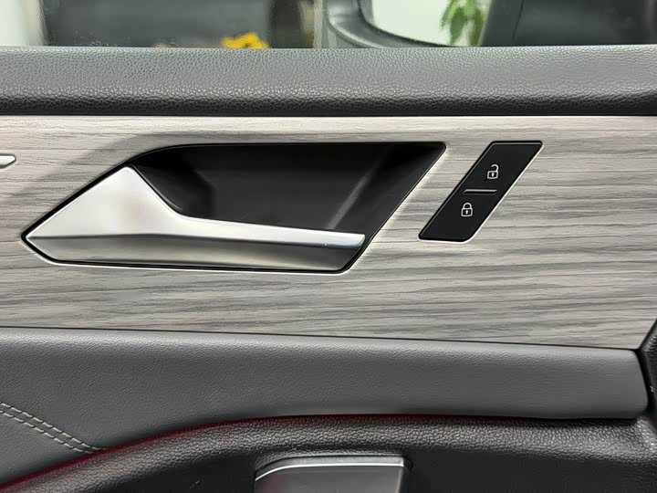 Фото 10 - Volkswagen Sagitar L