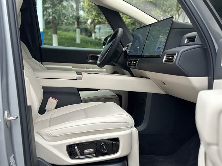 Фото 16 - LiXiang Mega