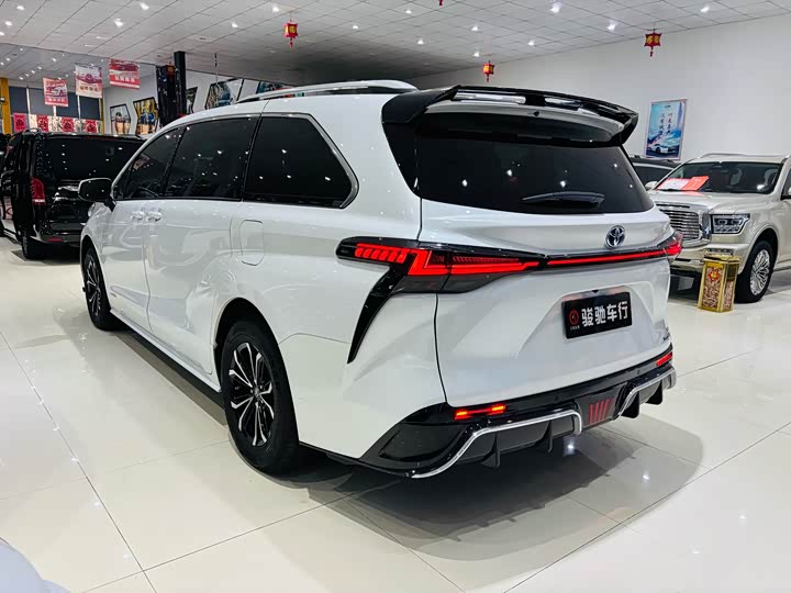 Фото 7 - Toyota Sienna