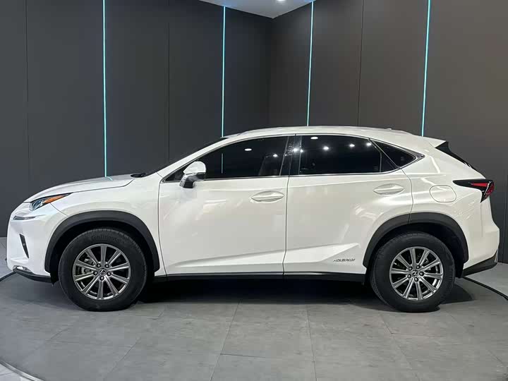 Фото 4 - Lexus NX