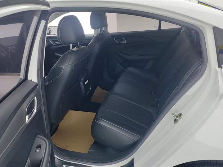 Фото 11 - Roewe i5