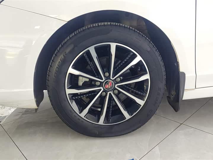 Фото 6 - Roewe i5