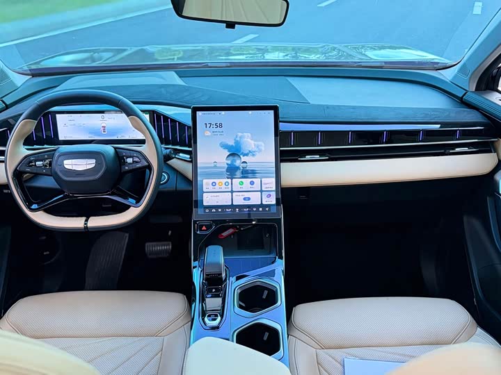 Фото 10 - Geely Atlas L