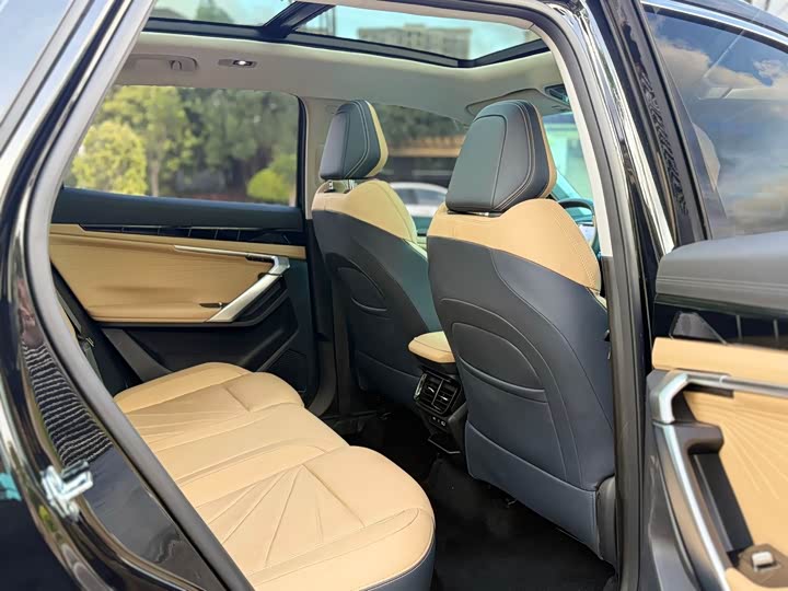 Фото 12 - Geely Atlas L