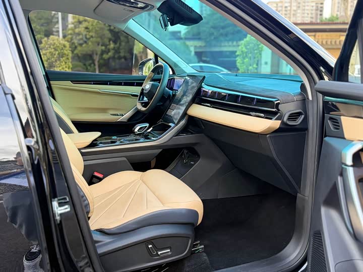 Фото 13 - Geely Atlas L