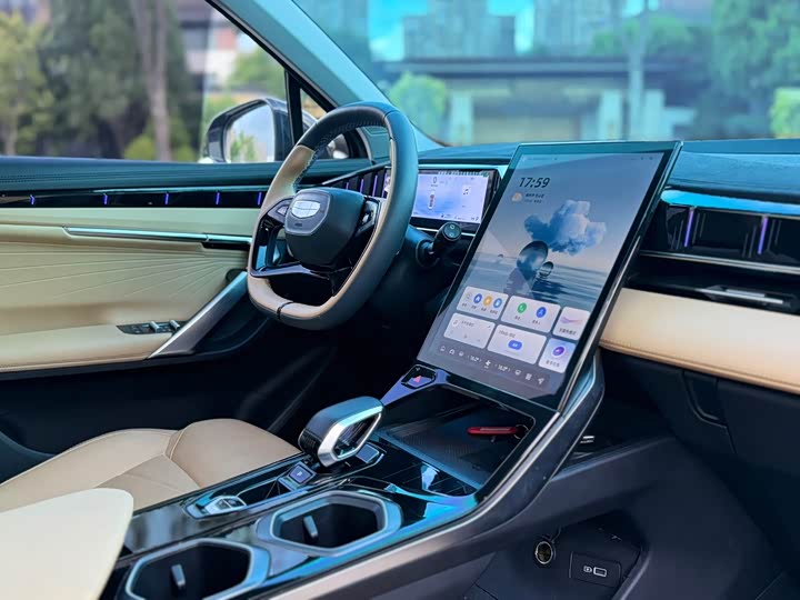 Фото 14 - Geely Atlas L