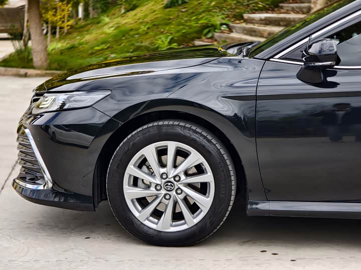 Фото 10 - Toyota Camry