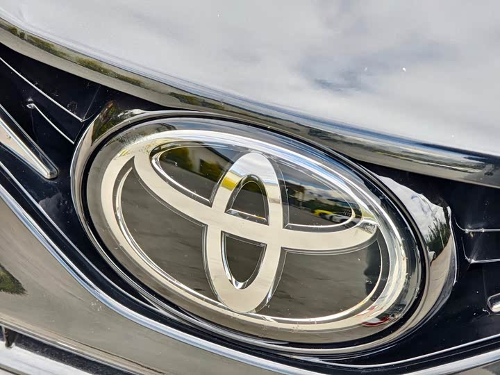 Фото 13 - Toyota Camry