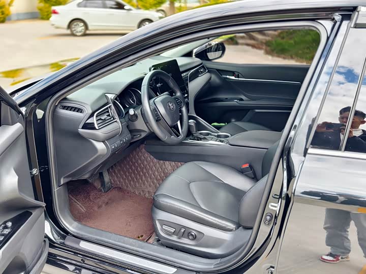 Фото 14 - Toyota Camry